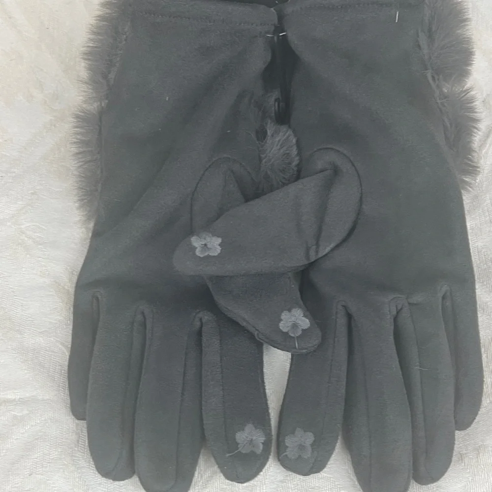 NWT Women's Grey Faux Suede/Fur Cuff Gloves with Faux Pearl Accent. SMART TOUCH